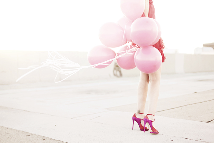 Про розовый шарик. Воздушные шары в розовых тонах. Розовые шары и платье. Девушка с розовыми шарами. Розовая фотосессия с леденцом.